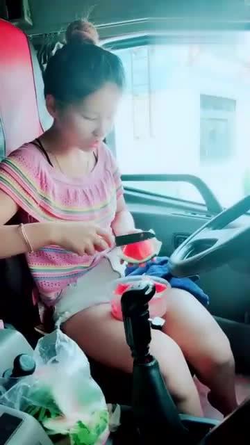 今日吃瓜女司机,吃瓜女司机引发热议，揭秘网络舆论背后的真相